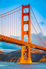 Obraz premium Golden Gate Bridge at Sunrise from the Shore