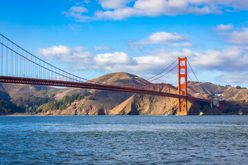 Obraz premium Golden Gate Bridge at Sunrise from the Shore
