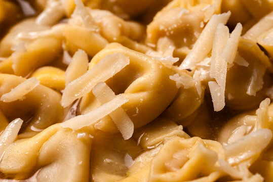 Cappelletti in brodo con scaglie di parmigiano, Pasta Italiana 