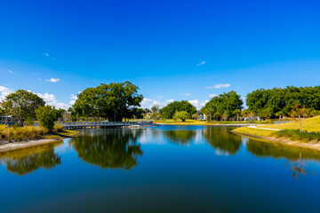 Obraz premium Bayshore Park in Miami Beach. Long exposure photo to blur trees and clouds