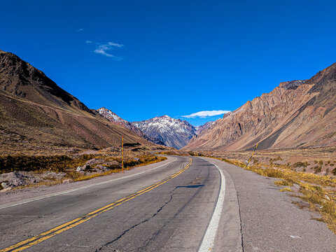 Carretera solitaria de alta monta&ntilde;a andina