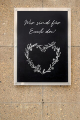 wir sind f&uuml;r euch da mit blumenranken herz