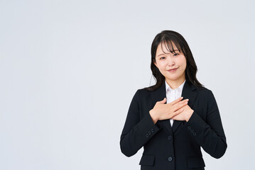 胸に手を当てるポーズをするビジネスウーマン