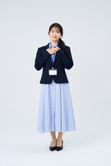 胸に手を当てるポーズをするビジネスウーマン