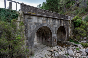 Fototapeta premium Stone bridge over Arado River in Peneda-Geres National Park in Geres, Portugal.