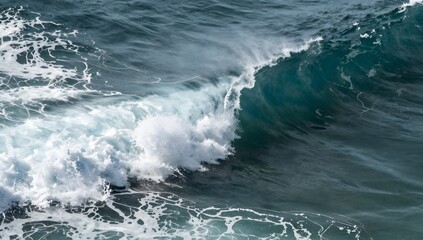Naklejka premium Dramatic ocean wave crashing with sea foam and turbulent water surface