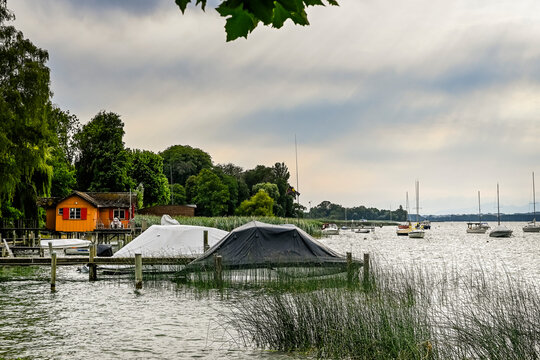 Murten, Morat, Murtensee, See, Seeufer, Schiffe, Boote, Bootssteg, Weinberge, Schifffahrt, Seerundfahrt, Weindorf, Weinregion, Weinbauer, Winzerd&ouml;rfer, Wanderweg, Sommer, Schweiz 