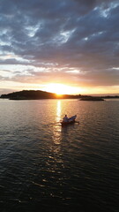 Obraz premium PESCADOR NA CANOA E POR DO SOL 