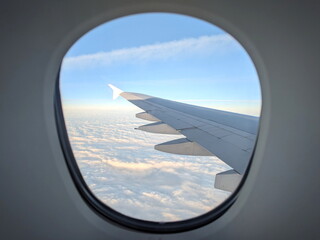 Obraz premium Airplane wing seen through a window