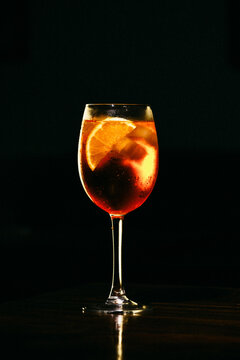 aperol spritz a contraluz