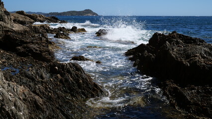 Obraz premium Vagues et rochers en Méditerranée