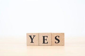 Naklejka premium YESの文字ブロック。前向きな意思表示のイメージ。