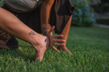 Correción de postura en yoga donde se muestran unos pies © Gino