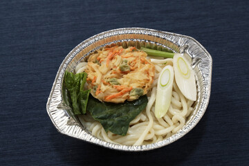 調理前のアルミ鍋の鍋焼き天ぷらうどん