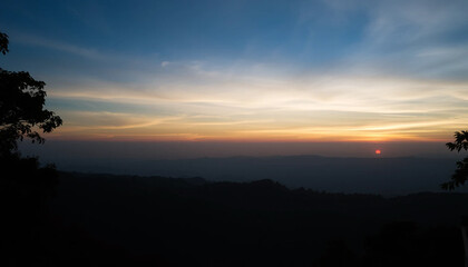 Obraz premium Glowing twilight sky horizon shining above jungle