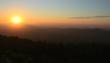 Obraz premium Bright glowing sunset horizon above jungle