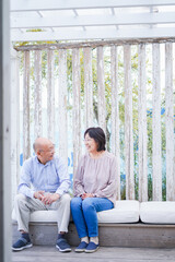 リゾート地で仲良く会話をする高齢の夫婦