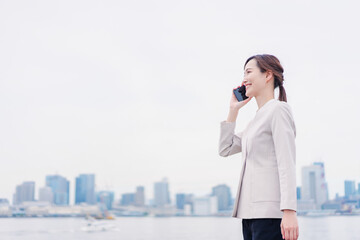 スマホで通話をするビジネスウーマン