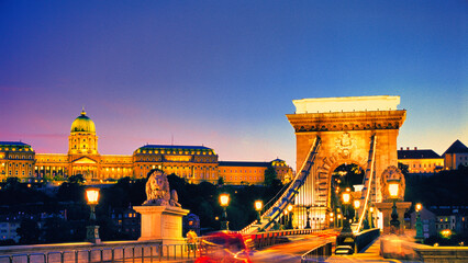 鎖橋と王宮の丘の美しい夜景風景