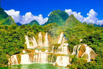 南寧の徳天滝にかかる入道雲合成