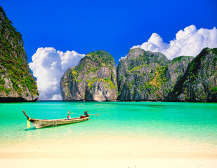 サンゴ礁の海が美しいピピ島のマヤベイ