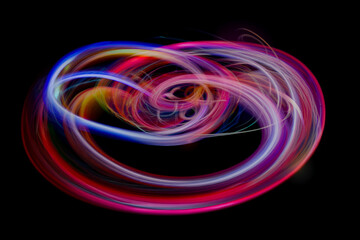 黒バックに浮かぶカラフルな光線の渦