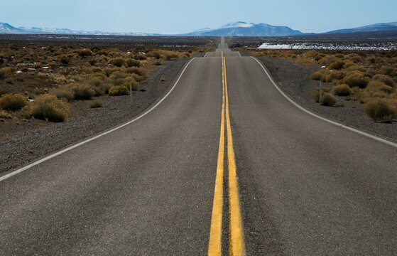 USA, Nevada, Carvers.  Undulating highway 376, south of the town of Carvers
