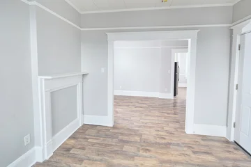 Fototapeten New York Empty apartment interior painted grey with pretty woodwork  © Alene Photographs