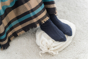 湯たんぽを使う冷え性の女性（足元）