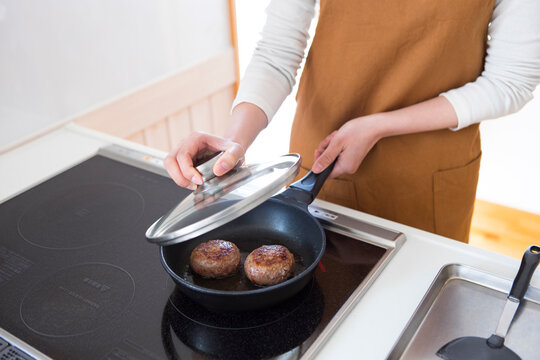 ハンバーグを焼く女性