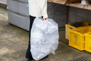 ゴミを出す女性