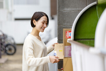 ゴミを出す女性