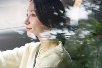車を運転する女性