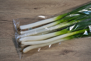 透明の袋に入った岩津ねぎ