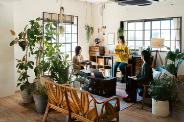 おしゃれなハウスタジオで打合せをする女性