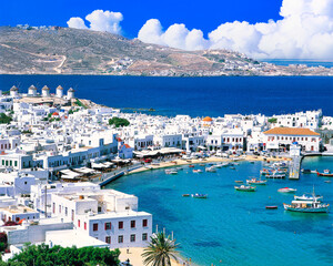 エーゲ海に浮かぶミコノス島の美しい白い街並み