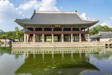 Fototapeta premium Gyeonghoeru Pavilion, the royal banquet hall on a pond at Gyeongbokgung Palace, Seoul.