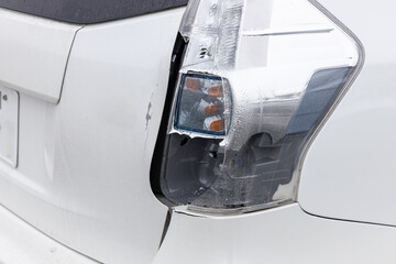 破損した自動車のテールライト