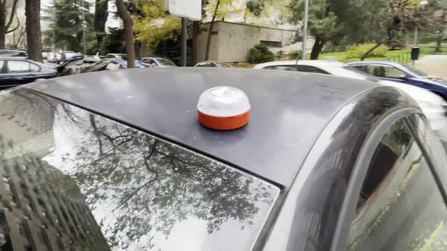 Baliza en techo de coche funcionando por aver&iacute;a y accidente