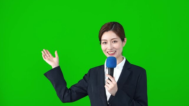 女性、レポーター、アナウンサー、マイク、中継、紹介、ガイド、案内、説明、テレビ、ニュース、司会者、MC、ステージ、講演、セミナー、レッスン、レクチャー、教える、告知、お知らせ、宣伝、PR、メディア、マスコミ、報道、放送、番組、バラエティ、人材、仕事、働く、ビジネス、ビジネスパーソン、ビジネスウーマン、キャリアウーマン、日本人、美人、ミドルエイジ、30代、40代、女子アナ、ライブ、アドバイザー、ガイ