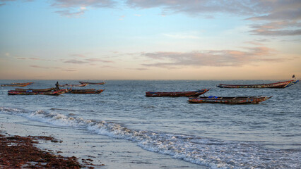 Pirogues de pêche au crépuscule © PPJ