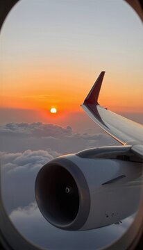 Una vista impresionante desde la ventanilla de un avi&oacute;n, capturando el atardecer sobre un mar de nubes.