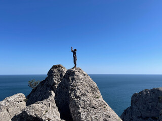 Obraz premium man stay on the rock on sea