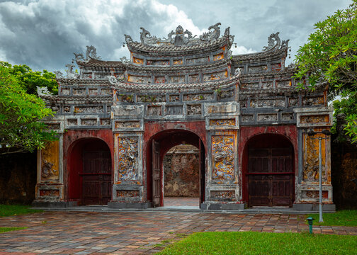 Arch with three doors in a Vietnamese palace