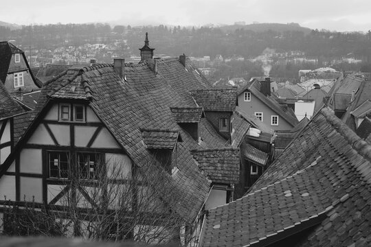 Altstadt Ansichten &uuml;ber D&auml;cher bei bedeckten Himmel ohne Menschen in schwarz weis Umsetzung