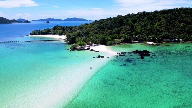 Discover the serene beauty of Koh Kham in Trat, Thailand. Lush green landscapes and pristine beaches invite travelers to relax and unwind in a tropical paradise.