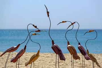Oiseaux fabriqués de façon artisanale sur une plage du Sénégal © PPJ