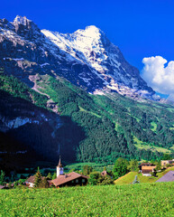 グリンデルワルト村のアイガー北壁の絶景 © san724