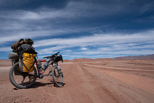 Bici en valle des&eacute;rtico