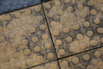 歩道に設置された点字ブロックのクローズアップ